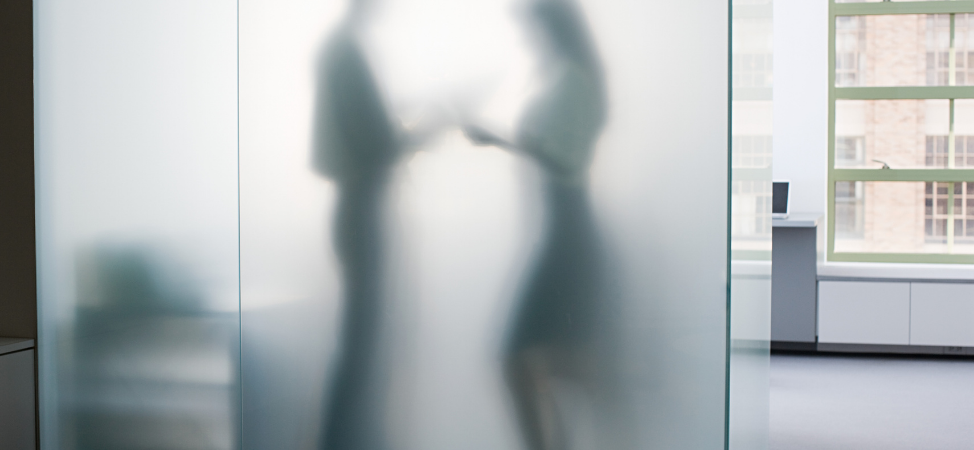 6 Benefits of Commercial Glass Pane and Window Frosting